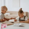 Bawiące się dzieci na tle opakowania hilki b complex od formeds