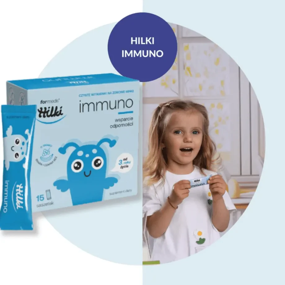 Uśmiechnięta dziwczynka z opakowaniem hilki immuno od formeds