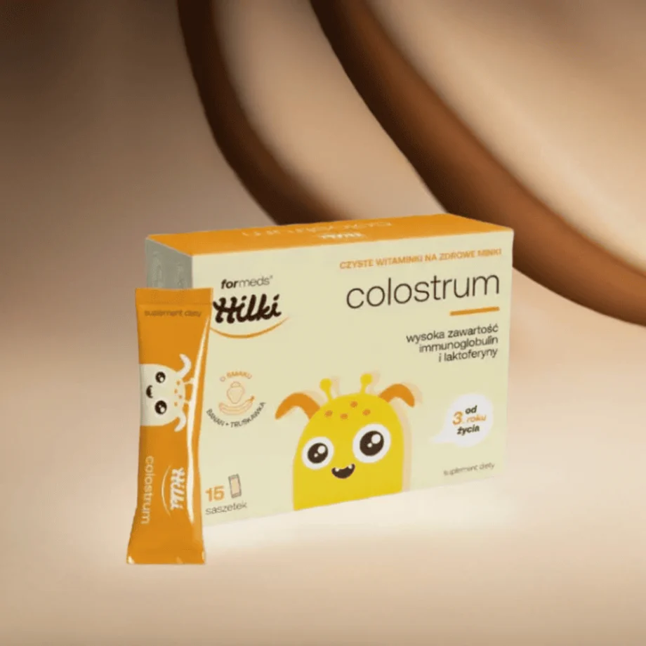 Opakowanie HILKI COLOSTRUM - 15 saszetek z siarą bydlęcą dla dzieci na tle brązowej tkaniny