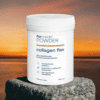 Suplement Kolagen Formeds Powder Collagen Flex na tle ciepłego, pomarańczowego zachodu słońca. Opakowanie produktu z widoczną informacją o zawartości 5000 mg peptydów kolagenowych symbolizuje odnowę i regenerację, jaką zapewnia regularna suplementacja kolagenem.