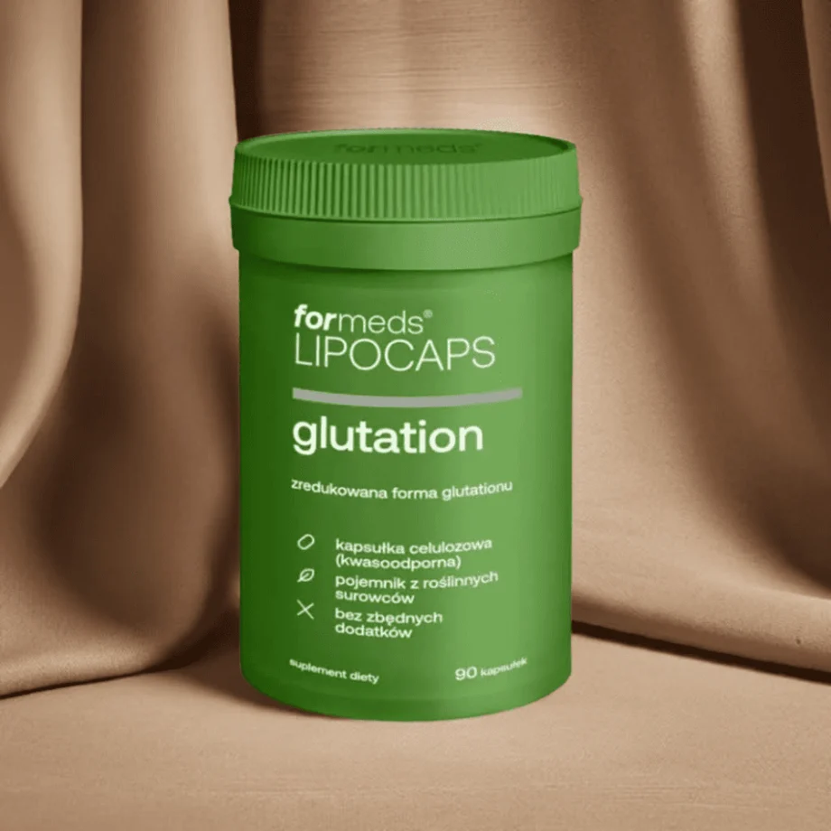 Formeds LIPOCAPS Glutation - liposomalny, czysty skład WEGE w opakowaniu na tle brązowej tkaniny