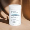 FORMEDS POWDER Magnesium Cytrynian Magnezu w Proszku - na tle brązowej tkaniny