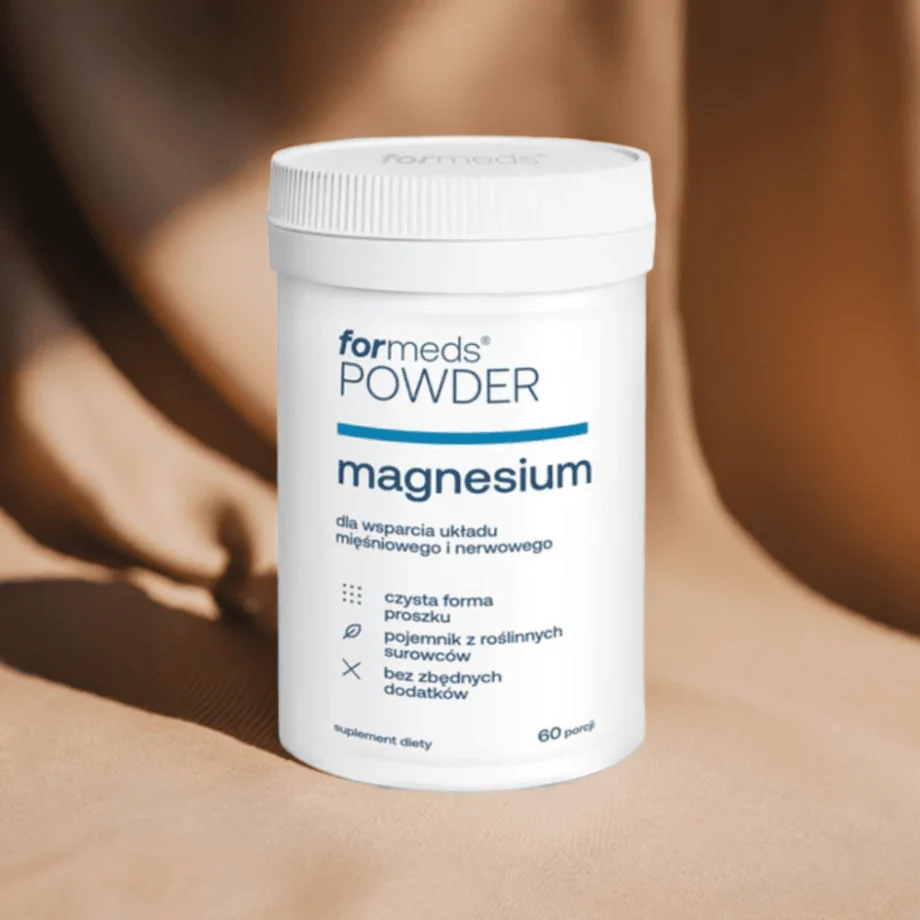 FORMEDS POWDER Magnesium Cytrynian Magnezu w Proszku - na tle brązowej tkaniny