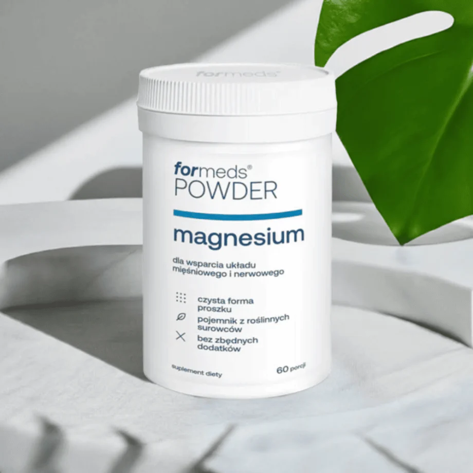 FORMEDS POWDER Magnesium Cytrynian Magnezu w Proszku - na tle brązowej tkaniny