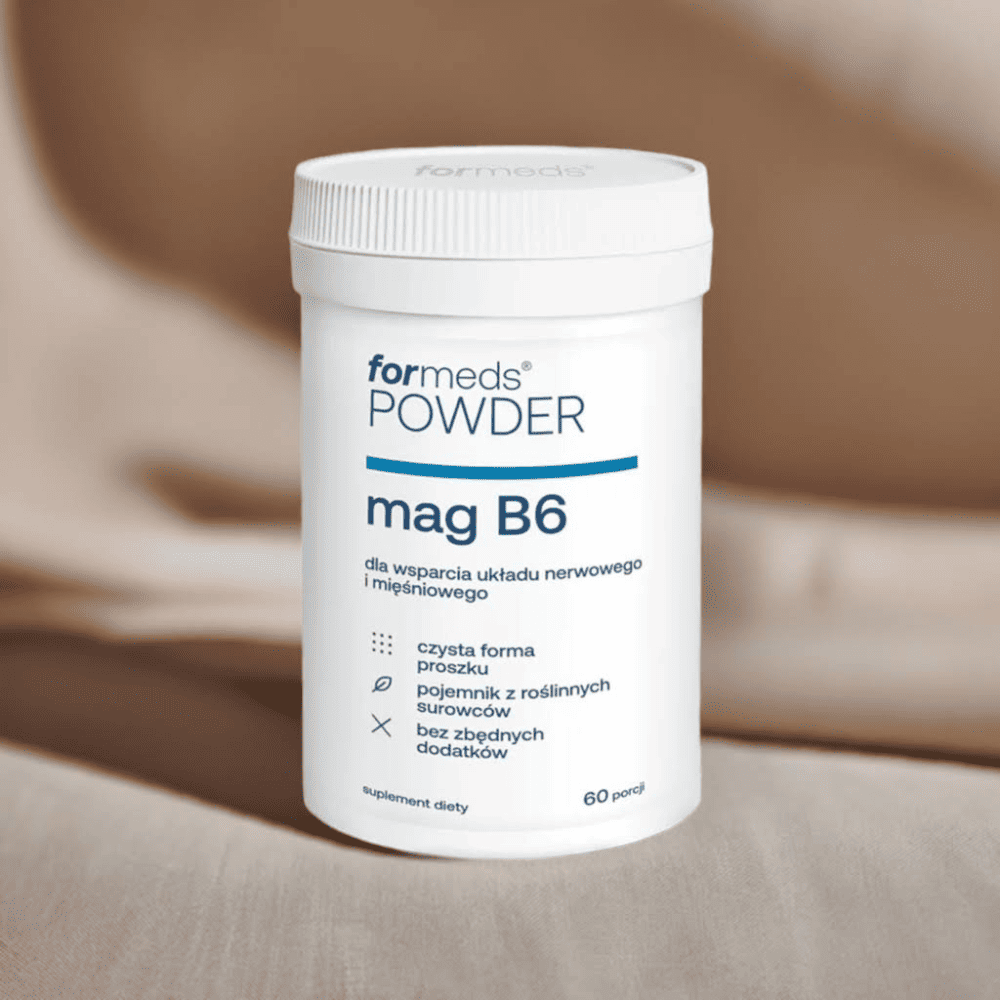 Cytrynian magnezu w proszku ForMeds POWDER MAG B6 - najlepiej przyswajalna forma magnezu, opakowanie na tle brązowej tkaniny
