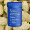 Niebieskie opakowanie bicaps white mulberry na tle owoców morwy białej