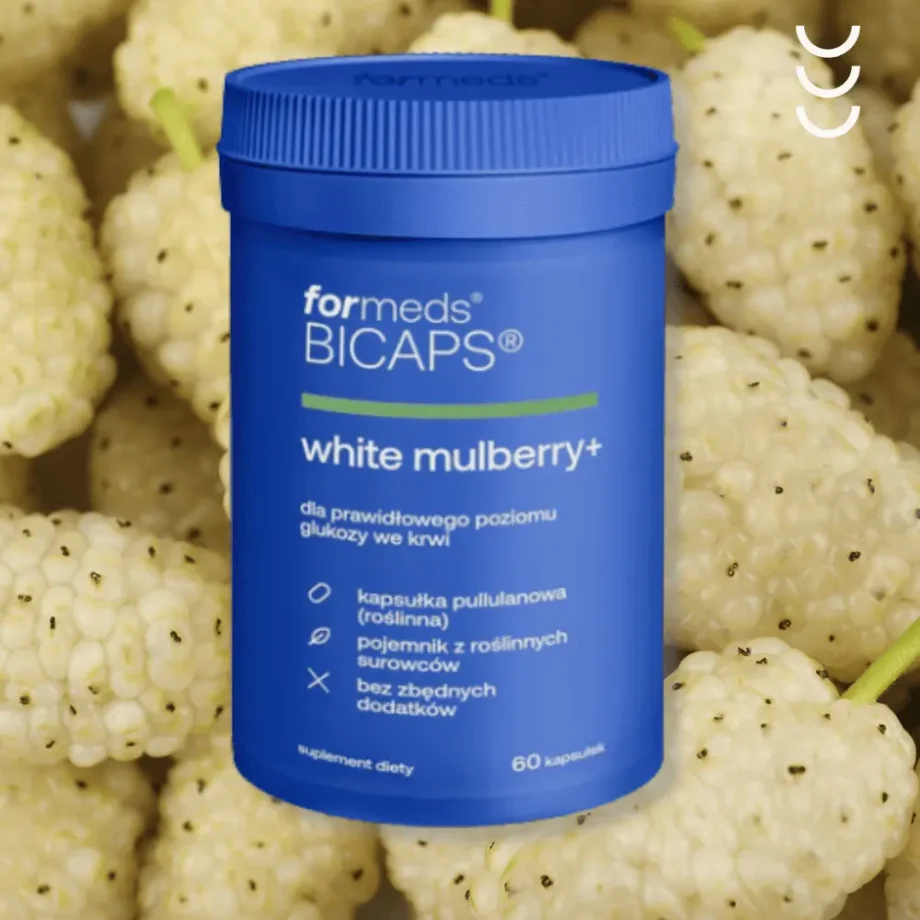 Niebieskie opakowanie bicaps white mulberry na tle owoców morwy białej