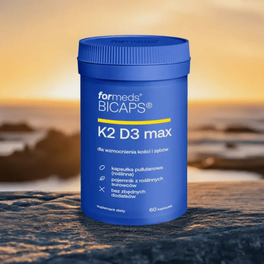 Skład BICAPS K2D3 MAX - witaminy K2 i D3 dla zdrowia kości zamknięty w niebieskim opakowaniu na tle zachodzącego słońca