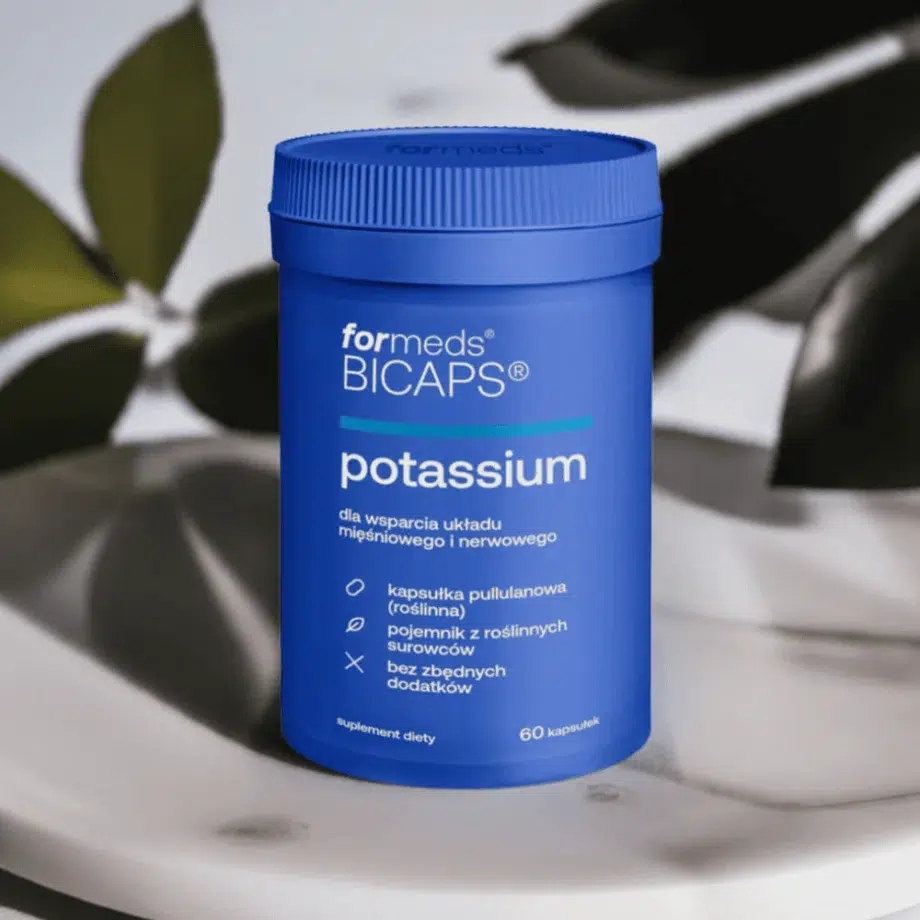 Opakowanie suplementu BICAPS POTASSIUM - cytrynian potasu ForMeds na marmurowym talerzu