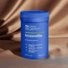 Boswellia BICAPS - korzyści zdrowotne i składniki aktywne w niebieskim opakowaniu na tle brązowej tkaniny