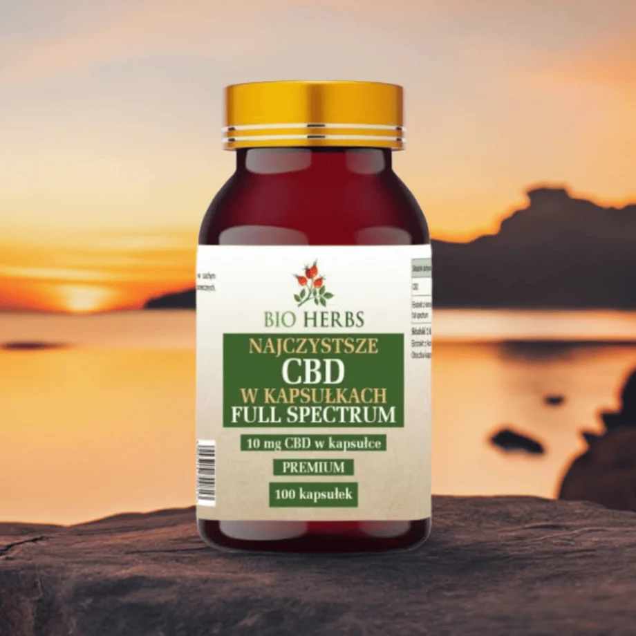Opakowanie CBD Full Spectrum 10 mg, 100 kapsułek z optymalną dawką kannabinoidów ,a tle zachodzącego słońca