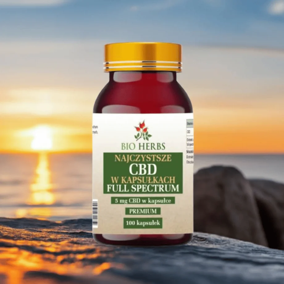 Opakowanie kapsułek CBD Full Spectrum 5 mg - wygodna alternatywa dla olejków konopnych, na tle zachodzącego słońca