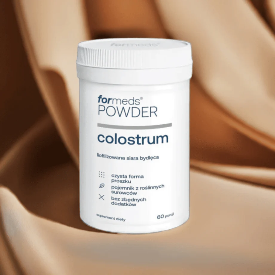 Opakowanie suplementu Colostrum od Formeds - 60 porcji na tle brązowej tkaniny