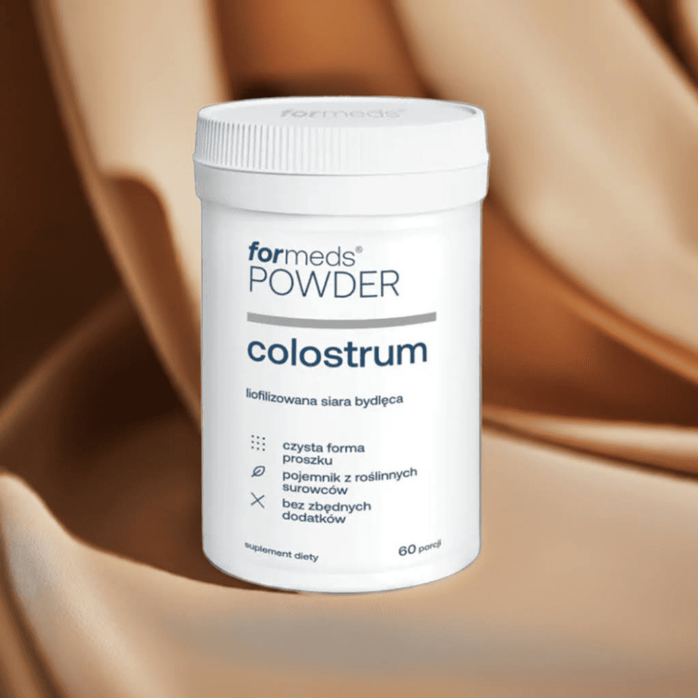 Opakowanie suplementu Colostrum od Formeds - 60 porcji na tle brązowej tkaniny
