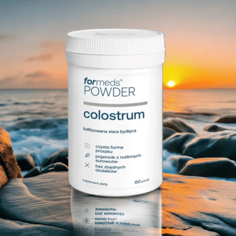 Opakowanie Colostrum Formeds - z wysoką zawartością immunoglobulin na tle zachodzącego słońca