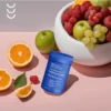 Opakowanie Bicaps Hyaluronic Acid od Formeds obok miski ze świeżymi owocami.