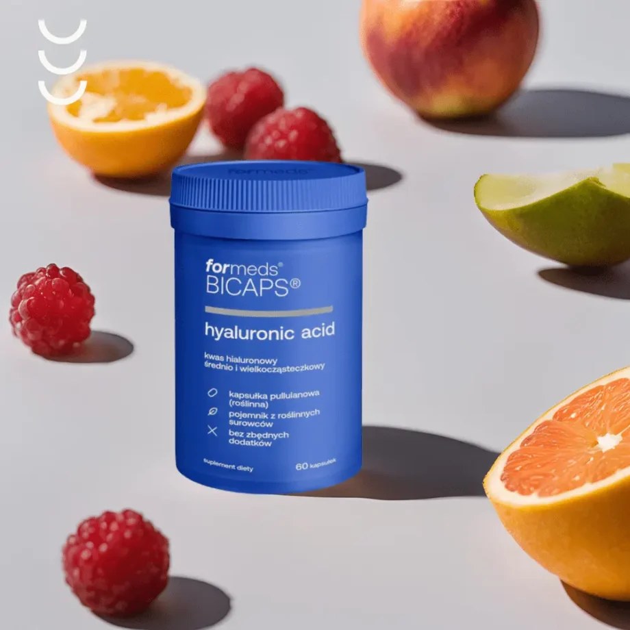 Opakowanie Bicaps Hyaluronic Acid od Formeds obok świeżych owoców.