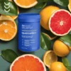 Zbliżenie na opakowanie Bicaps Quercetin Plus od Formeds, obok świeżych owoców cytrusowych i zielonej herbaty.