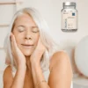 Dojrzałą kobieta dbająca o swój wygląd, a w tle słoik z suplementam diety inamia antioxidant