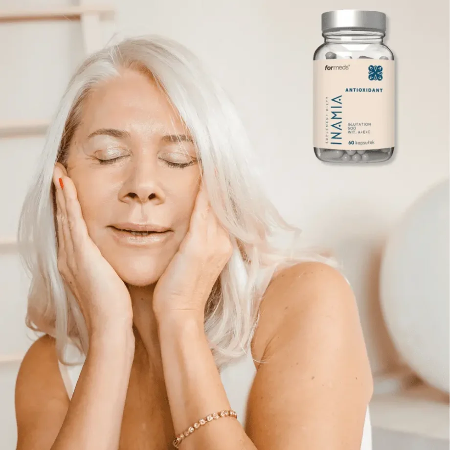 Dojrzałą kobieta dbająca o swój wygląd, a w tle słoik z suplementam diety inamia antioxidant