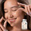 Widok pięknej kobiety z kapsułkami suplementu diety inamia antioxidant