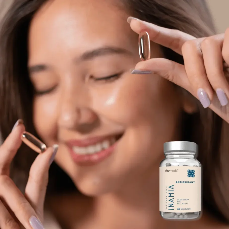 Widok pięknej kobiety z kapsułkami suplementu diety inamia antioxidant