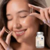 Inamia hydrate na tle pięknej kobiety zażywającej suplementy diety