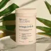 Formeds Olicaps Omega-3-6-9 na eleganckim marmurze z zielonymi liśćmi - kompleksowe wsparcie dla serca, mózgu, stawów i skóry dzięki pełnemu spektrum kwasów tłuszczowych