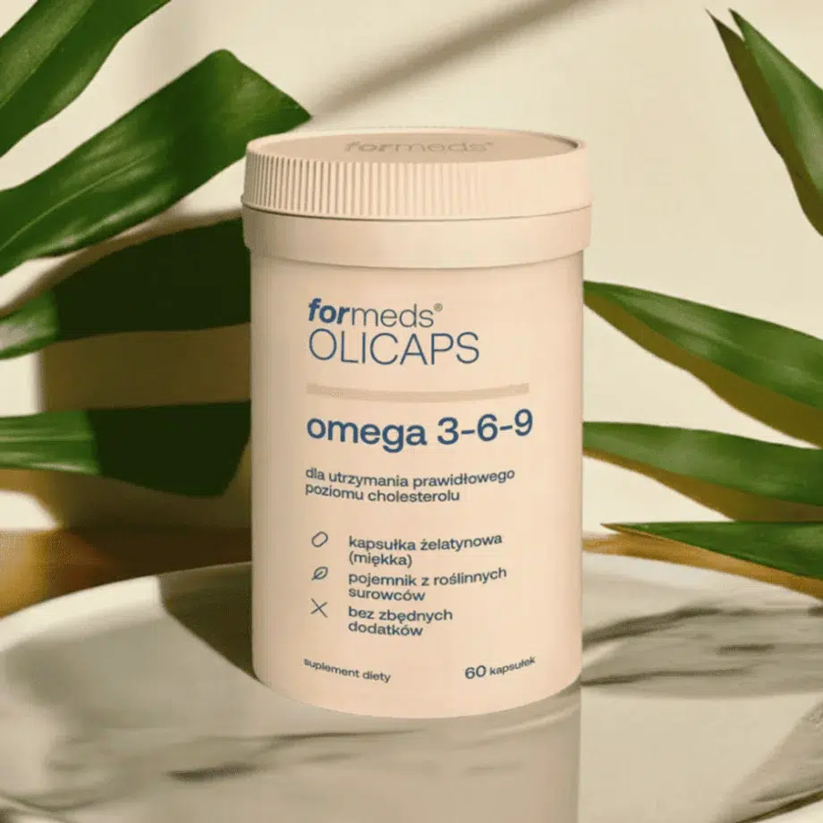 Formeds Olicaps Omega-3-6-9 na eleganckim marmurze z zielonymi liśćmi - kompleksowe wsparcie dla serca, mózgu, stawów i skóry dzięki pełnemu spektrum kwasów tłuszczowych