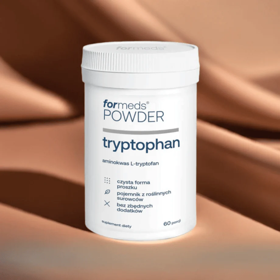 Biały proszek L-Tryptofanu Powder Tryptophan - czysty aminokwas w formie proszku z miarką umożliwiającą precyzyjne odmierzenie porcji 350 mg, w białym opakowaniu na tle brązowej tkaniny