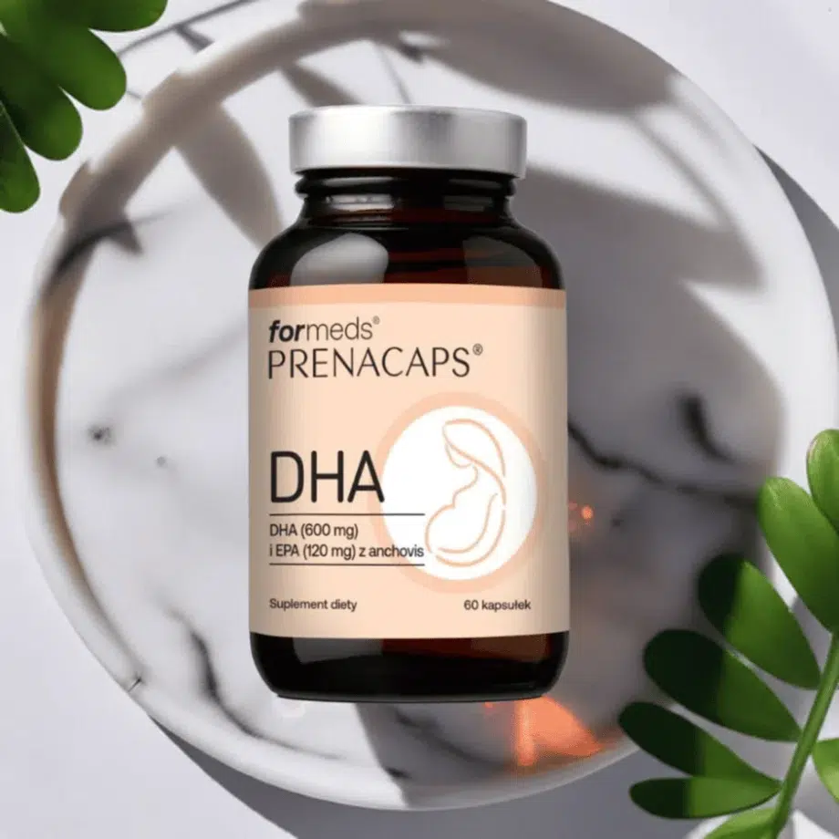 PRENACAPS DHA z kwasami omega-3 dla prawidłowego rozwoju mózgu dziecka - elegancka kompozycja na marmurowej tacy z liśćmi oliwnymi symbolizującymi naturalne pochodzenie