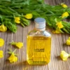 Butelka organicznego oleju z wiesiołka z kwiatami wiesiołka - suplement diety z kwasami tłuszczowymi omega-6
