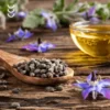 Naturalny olej z ogórecznika Zielony Olej w butelce, dekorowany zielenią roślin ogórecznika