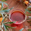 Naturalny olej z rokitnika Zielony Olej w naczyniu, dekorowany liśćmi i owocami rokitnika