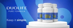 Trzy opakowanie duolife aswagandy na tle hasła reklamowego.