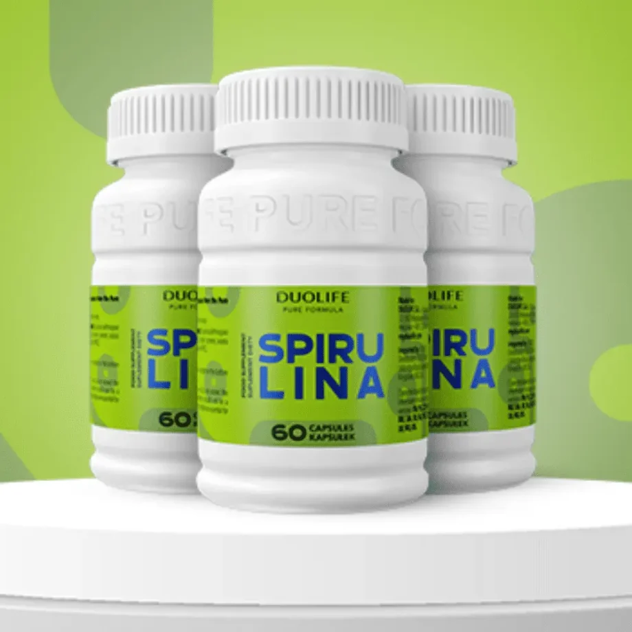 Trzy opakowania spiruliny na zielonym tle