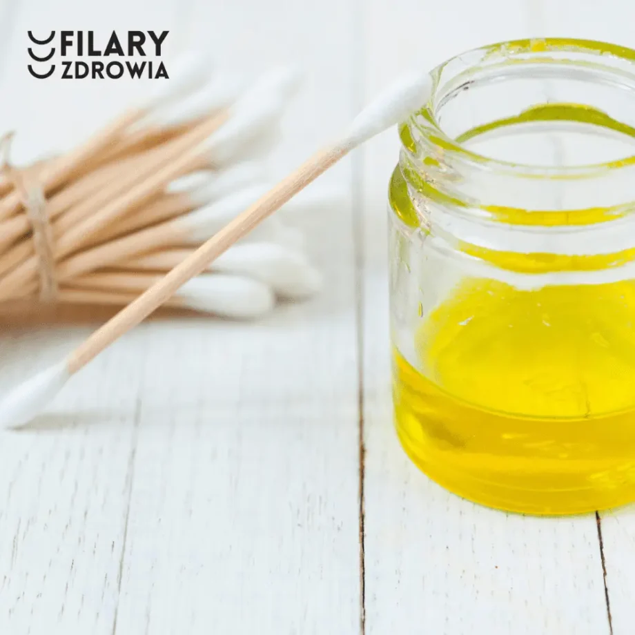 Naturalny olej dla dzieci Zielony Olej w słoiczku, obok pałeczki do uszu