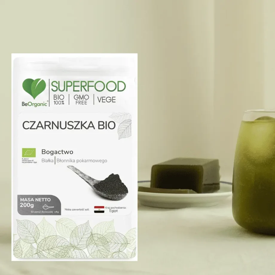 Opakowanie czarnuszki beorganic na tle koktajlu z czarnuszki