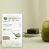 Opakowanie sproszkowanej macy na stole obok przygotowanego koktailu.