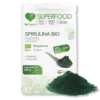 Opakowanie spiruliny bio beorganic a obok porcja spiruliny w proszku