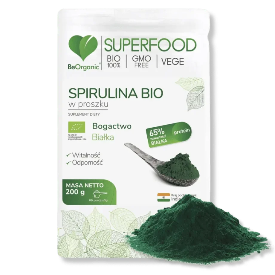 Opakowanie spiruliny bio beorganic a obok porcja spiruliny w proszku