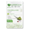 Chlorella bio w poszku w opakowaniu na przeźroczystym tle