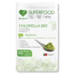 Chlorella bio w poszku w opakowaniu na przeźroczystym tle