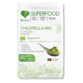 Chlorella bio w poszku w opakowaniu na przeźroczystym tle