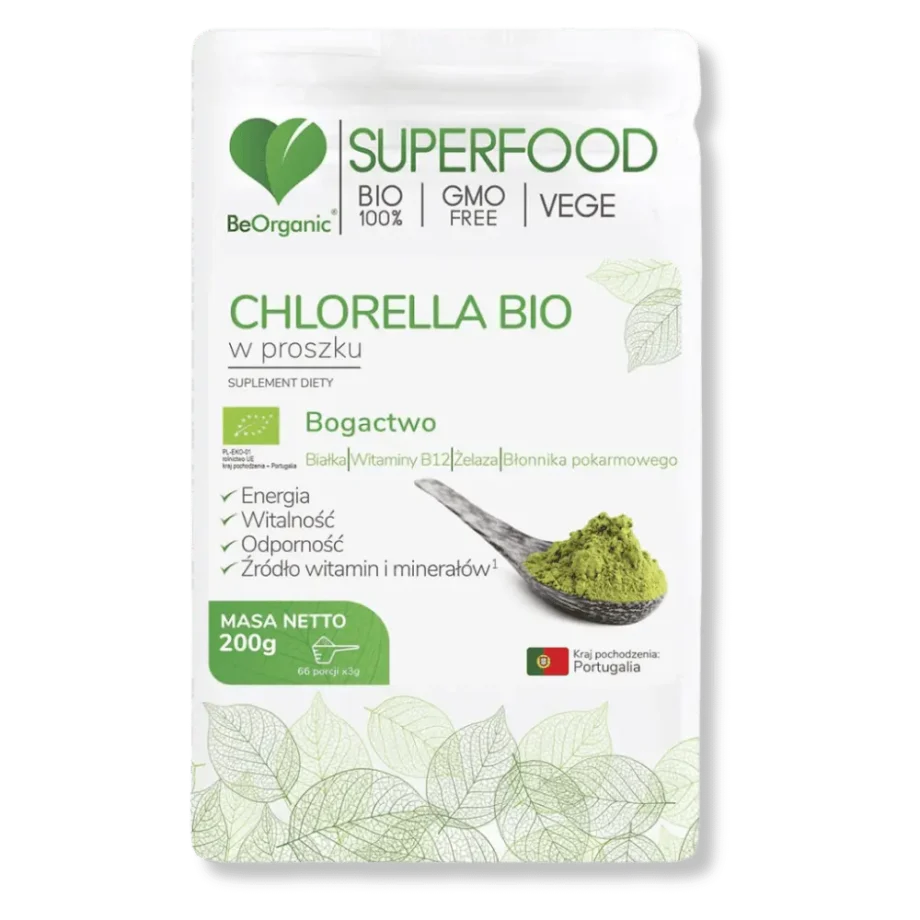 Chlorella bio w poszku w opakowaniu na przeźroczystym tle