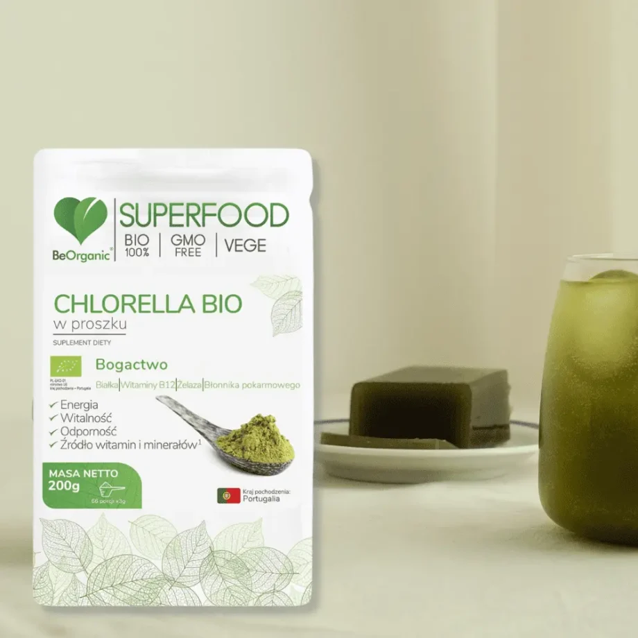 Stół z widocznym koktajle witaminowym a obok stoi opakowanie chlorelli w proszku firmy beorganic