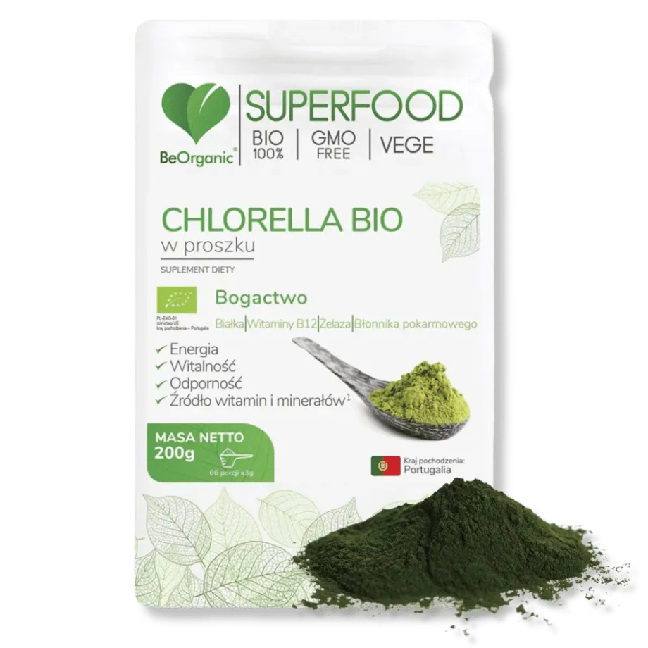 Garść chlorelii bio w proszku na tle opakowania chlorelli bio w proszku firmy beorganic.