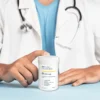 Lekarz trzymający opakowanie powder b1 od formeds