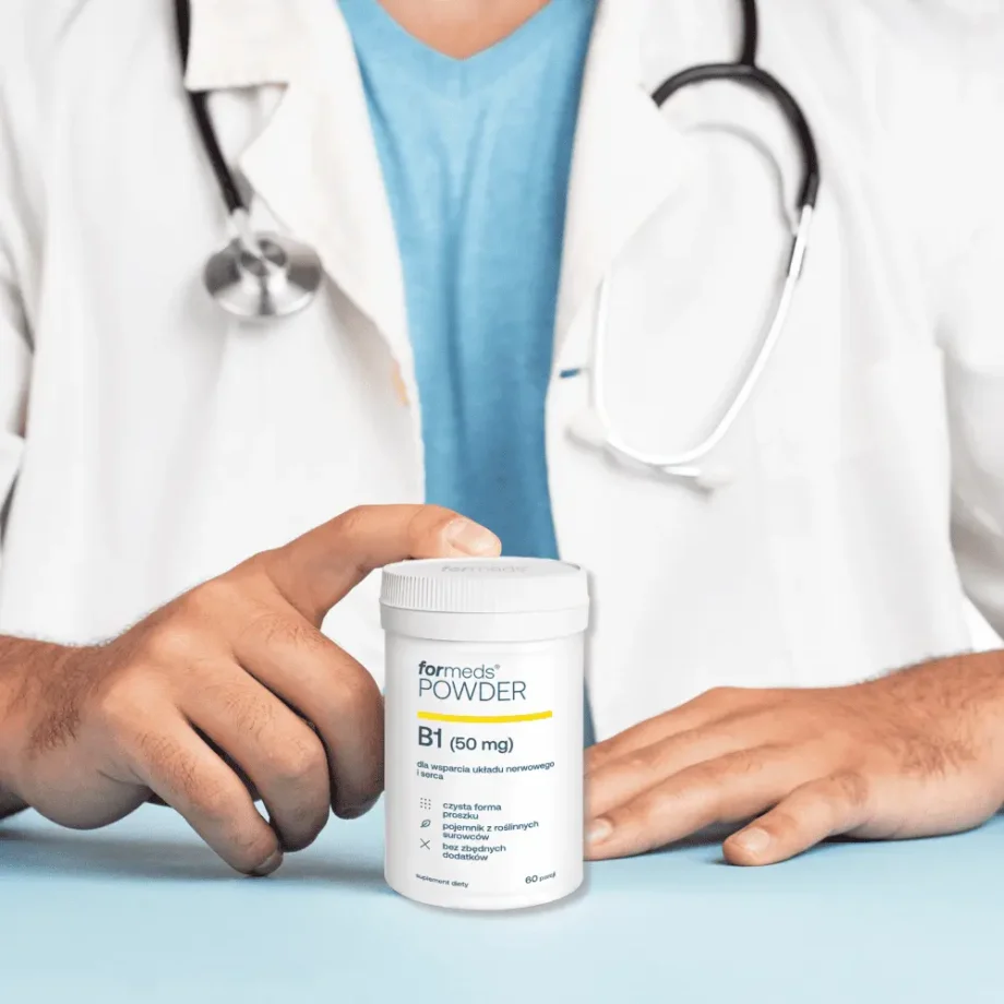 Lekarz trzymający opakowanie powder b1 od formeds