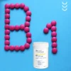 Białe opakowanie powder b1 od formeds na niebieskim tle z różowym napisem B1